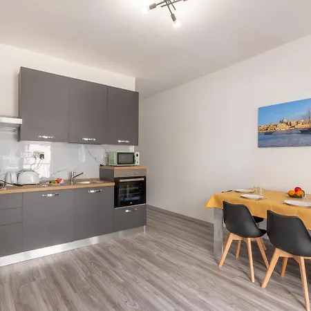 Sea & Valley Riva Court - Happy Apartment